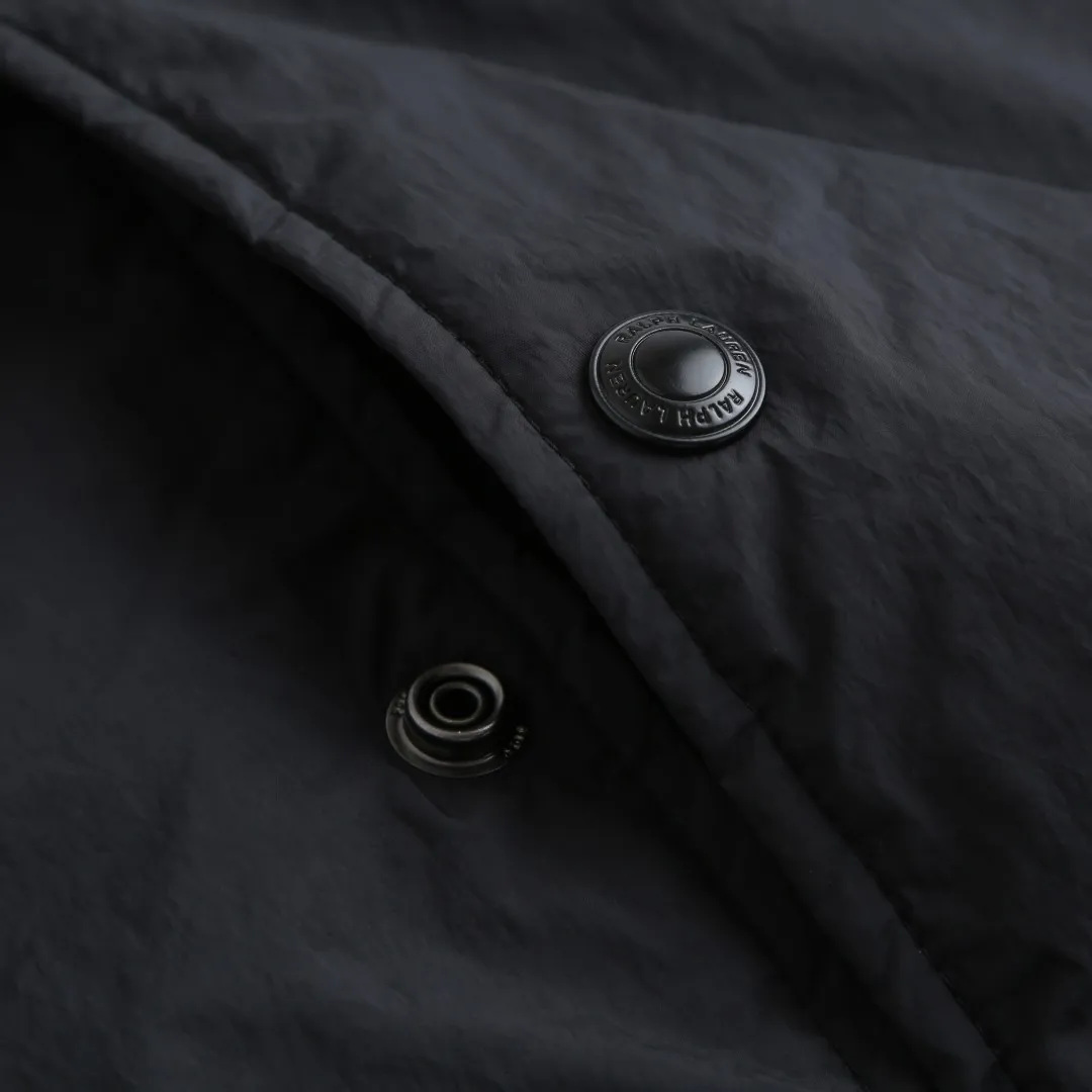 P620 25FW Ralph Lauren Red Label Lightweight Cotton Jacket (Coach Jacket) Fabric Procurement: A combination of pragmatism and classic texture Material: High-density nylon taffeta Features: Density is about 210T-300T, smooth and slightly matte surface, excellent windproof and waterproof performance (with DWR water-repellent treatment), strong wrinkle resistance and easy care, in line with the positioning of American casual "durable and practical".  Color: Classic dark black, using vat dyeing process (dye penetrates into the fiber), the color fastness reaches ISO level 4 or above to avoid fading or color transfer after washing.  2. Lining fabric Material: Lightweight cotton-polyester blended lining (65% Polyester + 35% Cotton) Function: Reduce friction between the fabric and inner clothing, improve wearing smoothness; blended material has both breathability and durability to avoid the stuffy feeling of pure nylon lining.  Version and cutting process Version: Classic Coach Jacket, loose version, slightly dropped shoulder line (shoulder width is 1-2cm wider than the standard version), length to the hips, and slightly tapered straight sleeves, taking into account both freedom of movement and casual style.  Embroidery technology: Polo horse logo on the left chest: flat satin stitch embroidery (satin embroidery), embroidery thread: 100% polyester high color fastness embroidery thread (the color number is consistent with the brand’s standard red color card), stitch density 12-15 stitches/cm, the outline of the horse logo is clear, and the details of the rider and horse are burr-free.  Embroidery positioning: precise positioning through the template (12cm from the neckline and 8cm from the placket) to ensure left and right symmetry and centering.  Topstitching technology: The seams of the body are made of double-needle flat seams (needle pitch 3cm/10 needles), the stitches are smooth and straight, the stitching color is dark black (the same color as the fabric), and the stitch width is 0.5cm, which enhances firmness while forming simple decorative lines.  1. Main body splicing, splicing of the front placket and body: The placket is made of double-layer folding + flat seam splicing, with a thickness of about 0.3cm to ensure that the buttons are not easily deformed when fixed; the edges of the placket are cut with a hot knife to avoid burrs.  Sleeve panels are spliced ​​to the body: the armholes are spliced ​​with round-head keyhole machine seams + flat seams. After splicing, the armholes have a natural curvature and no sense of tightness during movement; the height of the sleeves is about 8-10cm, which is in line with the loose characteristics of casual jackets.  Main button: black urea resin button, matte surface treatment, buttonholes are hand-made keyholes (6 strands of cotton thread, keyhole density 8 stitches/mm), the edges of the eyelets are smooth and without burrs.  Collar buttons: The first button on the collar is a hidden button (diameter 12mm), which prevents the collar from opening and improves the neatness of wearing.  SIZE: S M L XL